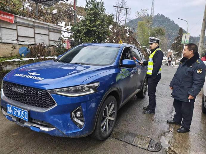 1月26日，梨溪口鄉(xiāng)綜合行政執(zhí)法隊同片區(qū)派出所開展聯(lián)合執(zhí)勤，對騎乘摩托車不佩戴安全頭盔，無牌無證、駕駛轎車不系安全帶等違法行為開展勸導(dǎo)和查處。 (4)