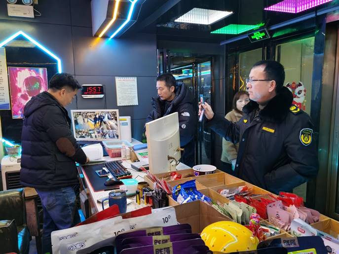 1月25日至26日，文化旅游廣電體育局副局長左桂華帶隊，市場管理股、文化綜合執(zhí)法大隊等7人參加，對轄區(qū)內(nèi)網(wǎng)吧、KTV，電子游樂場所進(jìn)行安全生產(chǎn)檢查，督促經(jīng)營場所加強(qiáng)消防安全自查及員工安全知識培訓(xùn)、演練。 (3)